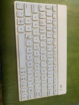Apple Android Windws White/Gray Bluetooth Wireless QWERTY SKeyboard Slim! - Image 1 of 4