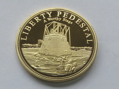 2010 American Mint Statue of Liberty Pedestal Commemorative 24k Au Layered Coin - Image 1 of 4