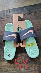 New Youth Size 5 Nike sandals - Picture 1 of 1