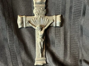 Hermoso arte de pared de metal crucifijo cruzado vintage de 9,5" de alto x 6" de ancho - Imagen 1 de 6