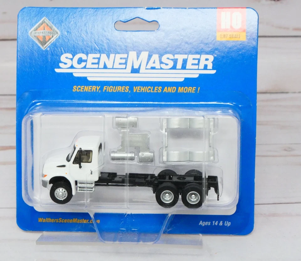 Walthers Scenemaster 949-11530, International 4300 Dual-Axle Truck, HO Scale - Image 1 of 3