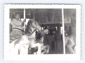 Photo vintage fille carrousel cheval parc d'attractions 1940 années 1950 art trouvé OPL14