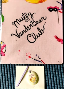Neu Muffy VanderBear Club rosa Schal mit Muffy Club Anhänger Halskette - Bild 1 von 5
