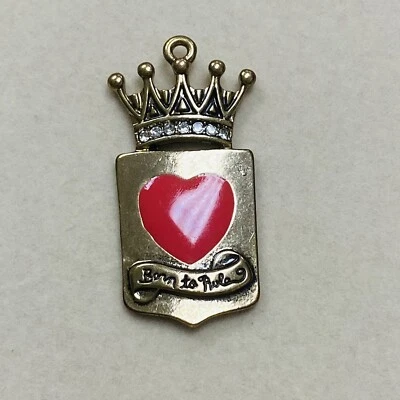 Colgante medallón Born to Rule Charm tono dorado con corazón rojo princesa Vera Wang  Foto 1 de 3