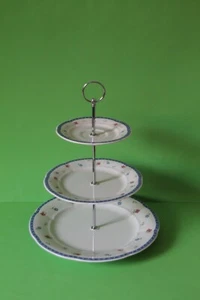 zauberhafte dreistöckige Etagere Teller TCM Tchibo Streublume Blauer Rand 0724 - Picture 1 of 1