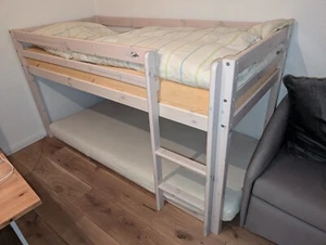 Jugendbett, weiß lasiert aus Holz, 90x200 mit Lattenrost in gutem Zustand - Bild 1 von 1