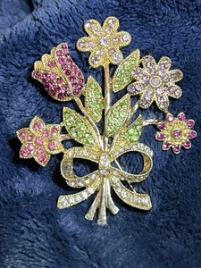 Vintage Rhinestone Flower Bouquet Rhinestone Gold Tone Brooch - Picture 1 of 4