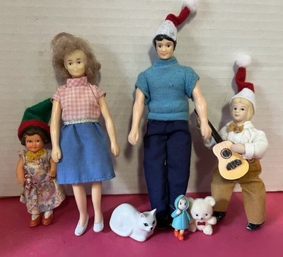 Muñecas de vinilo vintage para casa de muñecas--Familia de Navidad de 4 con gato y juguetes usadas Foto 1 de 4