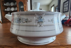 Elington Casserole 2 qt. Covered Wade Fine Porcelain White Blue Platinum Trim ! - Picture 1 of 20