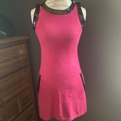 Vestido de lana fucsia JJ Basics con detalles de ribete de lentejuelas negras bolsillos delanteros inclinados Foto 1 de 4