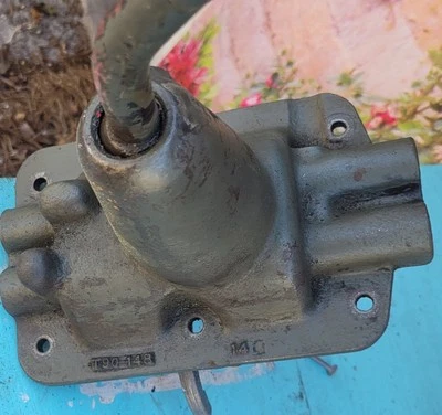 ВЕРХНЯЯ КРЫШКА КОРОБКИ ПЕРЕДАЧ JEEP CJ/TRUCK T90-148 С ПЕРЕКЛЮЧАТЕЛЕМ ПЕРЕДАЧ - Изображение 1 из 4