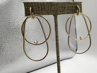 Золотистые переплетенные серьги-кольца с каплями и круглым жемчугом из искусственного белого семени - Изображение 1 из 4