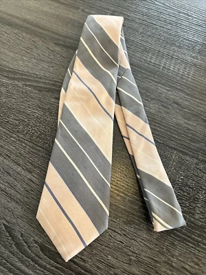 Corbata de seda John Frederics vintage hecha en Unión EE. UU. rosa gris marfil rayas Foto 1 de 4