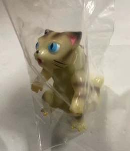 MAXTOY Sofvi Sofubi Figura Nyagira Brilla en la Oscuridad Marrón Raro NUEVO - Imagen 1 de 24