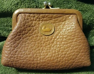 Dooney & Bourke 4” x 3” Marrón Guijarro Cuero Pato Logo Cambio Cartera Bloqueo de Beso - Imagen 1 de 7