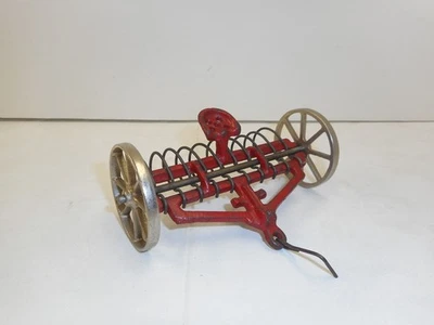 Rastrillo de heno tractor de juguete arcade de hierro fundido Foto 1 de 4