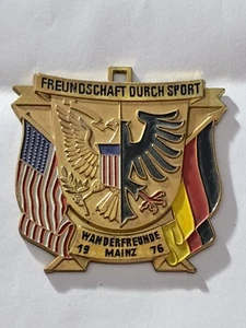 Mainz Wanderfreunde zusammen mit US-Militär tragbare Plakette 1976 FREUNDSCHAFT - Bild 1 von 2