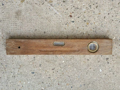 Ancien niveau à bulles en bois et laiton outil ancien vieux métier art populaire - Photo 1/2