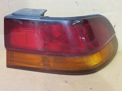 SUBARU LEGACY 4 PUERTAS SEDÁN 95-99 1995-1999 LUZ TRASERA PASAJERO DERECHO Foto 1 de 2