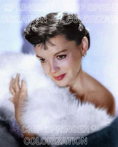 JUDY GIRLANDE trägt Fell (#3) | 8x10 sexy FARBFOTO VON CHIP SPRINGER - Bild 1 von 1