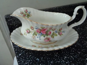 ROYAL ALBERT MOSS ROSE GRAVY / SAUCE BOAT AND STAND - Picture 1 of 3