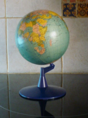 ANCIENNE MAPPEMONDE GLOBE TERRESTRE BUDAPEST HONGRIE 1994 SOCLE BAKELITE - Photo 1/4