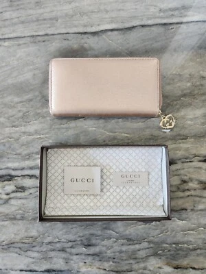 Cartera Larga Continental Gucci Champagne Cuero Rosa GG Corazón Cremallera Alrededor Cierre Foto 1 de 4