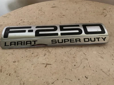 Ford F250 Super Duty Lariat 2005-2006-2007 - 1 insignia emblema guardabarros cromada Foto 1 de 3