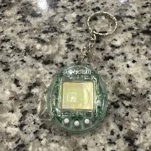 Bandai Tamagotchi 1996 blu chiaro con bottoni grigi animale domestico virtuale FUNZIONA! - Foto 1 di 6