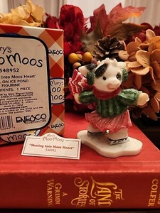 Mary Moo Moos Schlittschuhlaufen Into Moos Herz Weihnachten Mädchen Kuh auf Eisteich 548952 - Bild 1 von 9