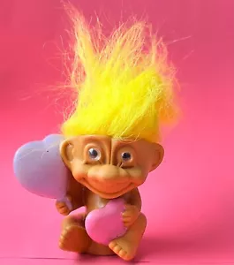 Muñeca troll Russ Berrie 1998 de colección cabello y corazones amarillos - Imagen 1 de 7