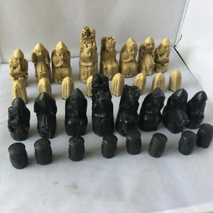 Rare Vintage Berkeley Medieval Resin Chess Set Cream & Black. 12cm King - Picture 1 of 24