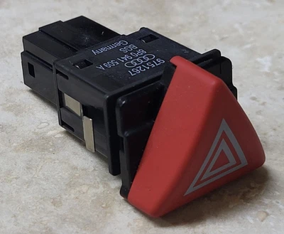 Выключатель аварийного освещения 2006 2008 Audi A3 Quattro от оригинального производителя 8P0941509A - Изображение 1 из 2