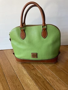 Dooney and Bourke GRÜN KIESELSTEINE LEDER DOPPELREISSVERSCHLUSS UMHÄNGETASCHE HANDTASCHE GELDBEUTEL - Bild 1 von 9