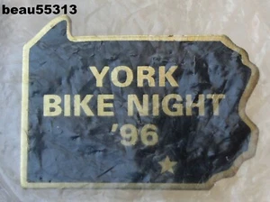 ⭐1996 YORK PENNSYVANIA "BIKE NIGHT" HARLEY RIDER VEST JACKET HAT PIN - Imagen 1 de 1