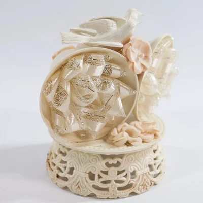 Topper de pastel de boda vintage años 50 campanas dobles palomas sombrerería flores marfil Foto 1 de 4