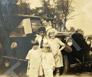 Foto antigua de colección de los años 30 SASSY FAMILY NIÑOS MAMÁ POSANDO EN COCHE CLÁSICO - Imagen 1 de 4
