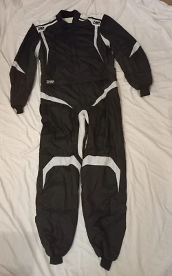 TUTA IGNIFUGA LEGGERA TOP NERO TG 64 OMP ONE S1 OMOL FIA 8856-2000 SCAD. 2028 - Immagine 1 di 4
