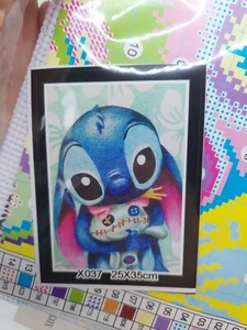 Kit completo de punto de cruz Disney Stitch & Scrump 25x35 cm manualidades codificadas por colores - Imagen 1 de 3