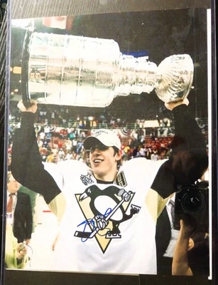 Foto firmada por Pittsburgh Penguins Great Sydney Crosby - con trofeo Stanley Cup Foto 1 de 2