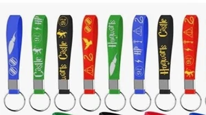 20er Set Harry Potter Schloss Hogwarts Armband Schlüsselanhänger rot blau schwarz grün - Bild 1 von 9