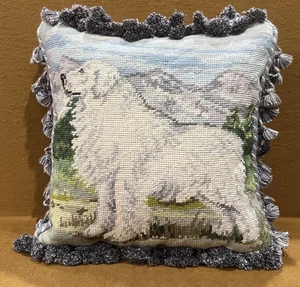 Almohada con borlas Needlepoint Great Pyrenees para perros. El reverso es de color marfil. - Imagen 1 de 14