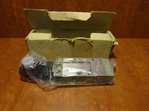 Bosch pneumatic solenoid valve 0820 015 001 - Picture 1 of 4