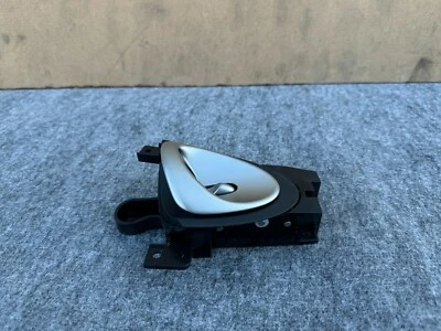 CONJUNTO DE MAÇANETA INTERNA DE PORTA MOTORISTA ESQUERDO FABRICANTE DE EQUIPAMENTO ORIGINAL NISSAN 370Z 2009-2021 - Imagem 1 de 4