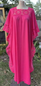 VTG 70s Kaftan Robe Loungewear Hot Pink Floral Lace Bat Sleeve EUC B38