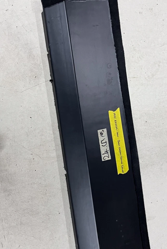 ASTON MARTIN VANQUISH 2002 LHD Carpet, trim, boot centre lower (1R12-830235-AAW) - Imagem 1 de 1