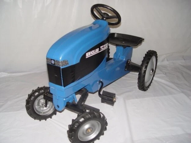 New Holland TC33D BOOMER Wide Front Pedal Tractor NIB (1999)! New Old Stock! - Image 1 of 1
