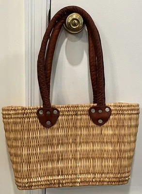 ВИНТАЖНЫЙ/ВИД КОРИЧНЕВОЙ КОЖИ РУЧКИ СПЛЕТЕННЫЙ СОЛОМЕННОЙ СУМОЧКИ ДАМСКАЯ СУМКА ПОКУПАТЕЛЬ СУМКА С КОРОТКИМИ РУЧКАМИ - Изображение 1 из 4