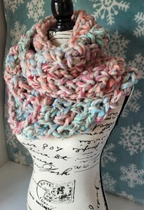 Handgefertigter gehäkelter Infinity Schal, doppeltes Halstuch Kutte, rosa, orange, hellbraun & blau - Bild 1 von 7