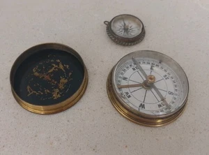Hervorragendes Paar antike magnetische Taschenkompasse aus Messing - Bild 1 von 15